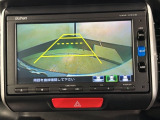 リバースギアに入れるだけで後方の表示へ切り替わります。夜間や雨の日の駐車も楽になりますよ。