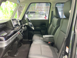 シンプルで機能的な内装が特徴です。操作しやすい配置で、運転に集中できます。快適な運転環境が整っています。