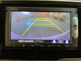 リバースギアに入れるだけで後方の表示へ切り替わります。夜間や雨の日の駐車も楽になりますよ。