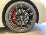 BMWの純正アロイホイールは軽量かつ強度にも優れているホイールで走行性能を引き上げる設計になっております。足元にもBMWは妥協がなくこだわっている個所になります。