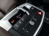 身体をしっかり支えながら長時間のドライブでも快適に過ごせるBMWのシート。素材の質感やステッチ細部まで丁寧に仕上げられたデザインが室内に上質な雰囲気を齎します。乗る度に心地良さを感じられるシートです。