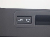 ハンズフリーパワーバックド(挟み込み防止機能・停止位置メモリー機能付)が装備されています。スマートキーを携帯していれば、リヤバンパーの下に足を出し入れするだけでバックドアが自動開閉します。