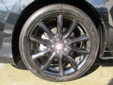18インチ純正アルミホイールを装備。タイヤサイズは215/45R18となります。