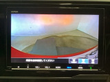 【バックカメラ】運転が苦手な方も車庫入れラクラクです!ギアをリバースに入れれば自動的に切り換わりますので、面倒な操作は不要です♪狭い駐車場もお車を傷つけず安心ですね!