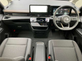 タフで上質な雰囲気のコックピットです。運転席、助手席もアクティブにお使い頂ける防水シートです!