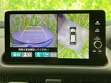 駐車時の安全性を高めるバックモニターは、狭い場所でも安心して駐車できます。周囲の状況をしっかりと確認しましょう。