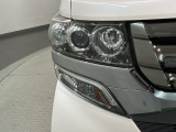 LEDヘッドライトは、点灯の瞬間から最大光量を発揮し、突然暗くなるトンネルなどでの安定感を高めます。