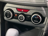 【オートエアコン】一度お好みの温度に設定すれば、車内の温度を検知し風量や温度を自動で調整。暑い&hellip;寒い&hellip;と何度もスイッチ操作をする必要はありません。快適な車内空間には必須の機能ですね♪