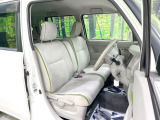 運転席まわりには十分なスペースがあり、大柄な方でもゆったり運転していただける環境です。
