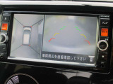 自車を真上から見下ろすように映し出すので周囲の状況が分かるアラウンドビューモニター搭載。フロントカメラとしても使用できます。車庫入れなど苦手な人の頼りになる助っ人です。