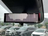 ルームミラーにもモニターの映像が映りますので、見やすい方で車両の周りを確認してください♪