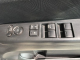 狭い駐車場で便利な電動格納ドアミラーが付いています。
