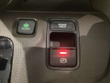 セレクトレバーの右に電子制御パーキングブレーキがあります。スイッチひとつで、停車した地点の傾斜などをシステムが検知・判断してブレーキ力を自動的に制御し、しっかり停車できるパーキングシステムです。