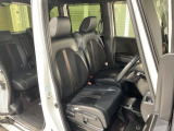乗降がしやすい運転席。高さが調節できて小柄な方でも運転しやすいポジションをとることができます。