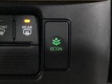ECON モードをON にするとアクセルペダルの動きに対するエンジンの反応とエアコンの制御を切り換えることで、燃費のいい運転をするドライバーがペダルを踏んだ時と同じようにエンジンを制御します。