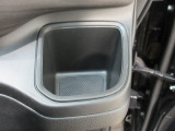運転席側の手の届きやすい位置にもドリンクホルダーが付いています。