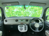 運転席からの視界は広く、運転操作もスムーズに行えます。快適な空間で、ドライブを楽しみましょう。