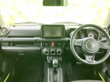 運転席周りは、操作しやすいように配置されており、直感的に操作できます。長時間の運転でも疲れにくい設計です。快適なドライブをサポートします。