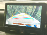 【バックカメラ】駐車時に後方がリアルタイム映像で確認できます。大型商業施設や立体駐車場での駐車時や、夜間のバック時に大活躍!運転スキルに関わらず、今や必須となった装備のひとつです!