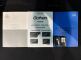 スマートキーは鍵をバッグに入れたままでもドアロックの開閉やエンジンのON・OFFができます。夜間や雨の日も鍵を探さなくて良いので便利です。