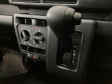 ハイゼットカーゴのお買得車が入庫しました!!(^^♪保証継承致します!走行0.7万km!AM・FMチューナー、前席パワーウインドー、スモークガラス、クリアランスソナー、キーレスなど装備の1台です!