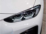 【LEDヘッドライト】先進のLEDテクノロジーを採用。放射される白色光の周波特性は太陽光に近く、バイキセノン・ヘッドライトを上回るコントラストで更に明るく輝きます!