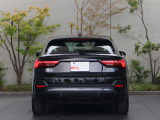 リヤは一番良く見られていると言われています。後続車からはこのように見られています。息を飲むような独特の重厚感のあるグラマラスなリヤデザイン。後ろからの強い視線を感じます。