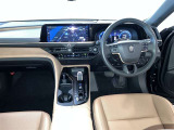 運転席周りのレイアウトをご覧ください。ナビゲーションが綺麗に装着されすっきり収まってますね!