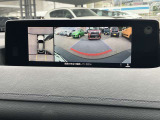 360&deg;ビューモニターでは、両サイドとフロント、バックカメラの合成で、あたかも上空から見下ろした様に周囲を確認して頂けます。駐車場だけでなく、T字路等でも活躍のアイテムです!