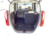 後席は分割可倒式で、用途に合わせてアレンジ可能。荷物の量や乗車人数に応じて柔軟に使える便利なシートです。