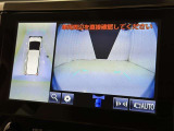 パノラミックビューモニターを装備。駐車場や交差点でクルマを真上から見るように周囲を確認できます。機能の詳細は販売店スタッフまでおたずねください。