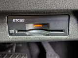 運転席足元付近に埋め込まれたETC2.0車載器です。高速道路での料金決済に加え、広域交通情報の受信に対応しています。