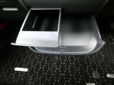 スライド式のドリンクホルダーが使い勝手良いです。ミニテーブルにもなりますよ♪