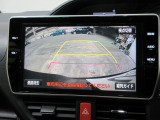 バックカメラの画像です。ガイドラインがスムースな車庫入れをサポートいたします。車庫入れの安心感がアップしますね。