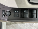 狭い駐車場で便利な電動格納ドアミラーが付いています。