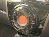 【オートエアコン】一度お好みの温度に設定すれば、車内の温度を検知し風量や温度を自動で調整。暑い&hellip;寒い&hellip;と何度もスイッチ操作をする必要はありません。快適な車内空間には必須の機能ですね♪