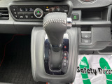 ★シフトレバー★ 手を自然と伸ばしやすいインパネシフト  トランスミッションは、CVT(自動無段変速) 変速ショックのないスムーズな加速とエンジン回転数を効率よく変換する省燃費を両立させています。