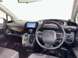運転席まわりです。 各操作スイッチは使いやすい位置に配置されてます。