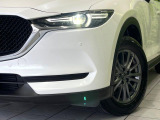 【LEDヘッドライト】悪天候や夜間走行時も良好な視界を確保し安心して運転できる高輝度LEDヘッドライトを装備!点灯速度が早く、消費電力も抑えられています。