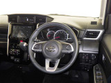運転席まわりです。 各操作スイッチは使いやすい位置に配置されてます。