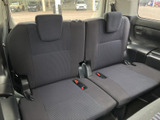 3列目シートも広々としており、大人でもゆったりと座れます。多人数乗車にも対応できる、実用性の高い一台です。