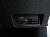 運転席から手の届く位置に ETC2.0付いております。高速道路の料金所もスムーズに通過できますよ♪