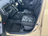 運転席からの視界は広く、運転操作もスムーズ。日常の運転から長距離のドライブまで、快適な運転をサポートします。