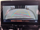 ステアリングと連動したガイド機能付きリヤモニターを装備しております。