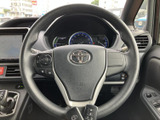 握りやすいステアリングは、運転操作をスムーズにします。オーディオやハンズフリー通話の操作も可能で、安全運転をサポートします。