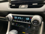 デュアルエアコンとは、運転席と助手席で、個別に温度設定ができる機能です。気温の感じ方は、人それぞれ違うもの。乗る人に優しい機能ですね。