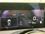 見やすいデザインのメータークラスター。必要な情報をドライバーに分かりやすく伝え、運転をサポートします。