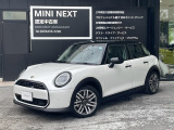 MINI COOPER C 5ドア ナノクホワイト/ブラックルーフが入荷!乗る方を問わず、シンプルながらCOOPERの力強い走りを体感していただける1台となっております!