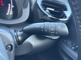 操作しやすい位置に配置されたウインカーレバー。スムーズな操作で、安全な車線変更をサポートします。直感的に操作できます。