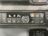 【オートエアコン】一度お好みの温度に設定すれば、車内の温度を検知し風量や温度を自動で調整。暑い&hellip;寒い&hellip;と何度もスイッチ操作をする必要はありません。快適な車内空間には必須の機能ですね♪
